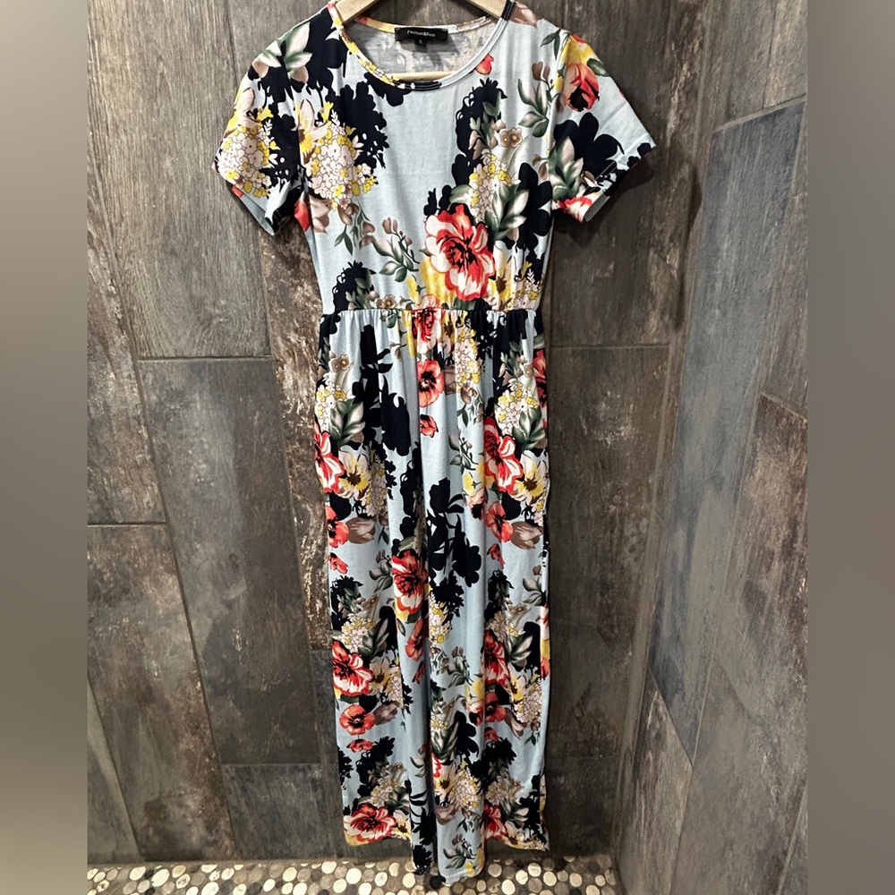 Light Blue Floral Short-Sleeve Maxi Dress - Picture 6 of 9
